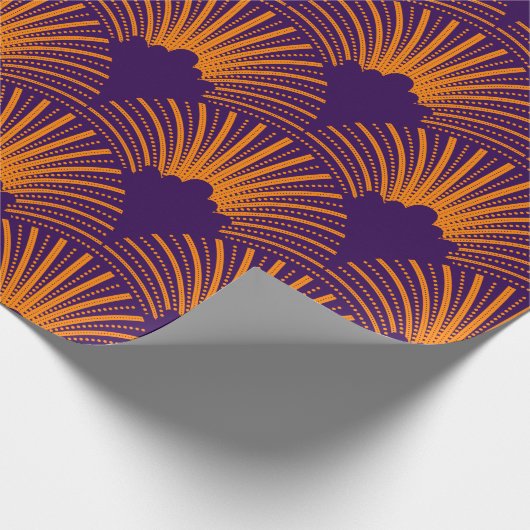 Orange Art-Deko-Muster auf tiefem lila Hintergrund Geschenkpapier (Ecke)