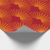 Orange Art-Deko-Muster über tiefroten Hintergrund Geschenkpapier (Ecke)