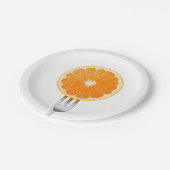 Orange auf einer Gabel Pappteller (Schrägansicht)