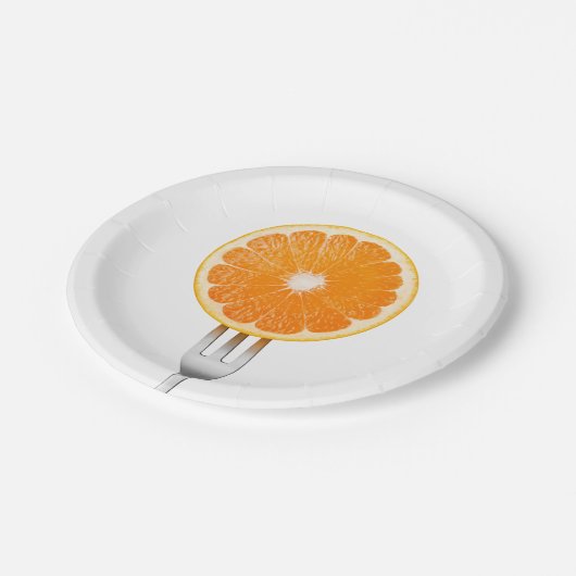 Orange auf einer Gabel Pappteller (Schrägansicht)