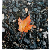 Orange Autumn Leaf auf Black Rocks Duschvorhang (Vorderseite)