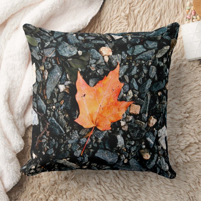 Orange Autumn Leaf auf Black Rocks Kissen (Decke)