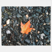 Orange Autumn Leaf Fleecedecke (Vorderseite (Horizontal))