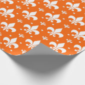 Orange Background Fleur-de-lis Muster Design Geschenkpapier (Ecke)