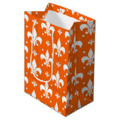 Orange Background Fleur-de-lis Muster Design Mittlere Geschenktüte (Vorderseite Schrägansicht)