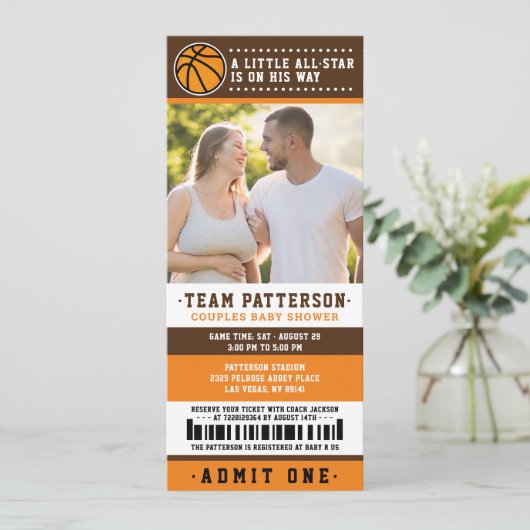 Orange Basketball Ticket Pärchen Kinderdusche Foto Einladung (Stehend Vorderseite)