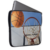 Orange Basketball wird Punkte sammeln. Laptopschutzhülle (Vorne Rechts)