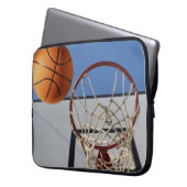 Orange Basketball wird Punkte sammeln. Laptopschutzhülle (Vorderseite Links)
