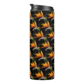 Orange Bird of Paradise Bloom Pattern auf Schwarz Thermosbecher (Nach rechts gedreht)