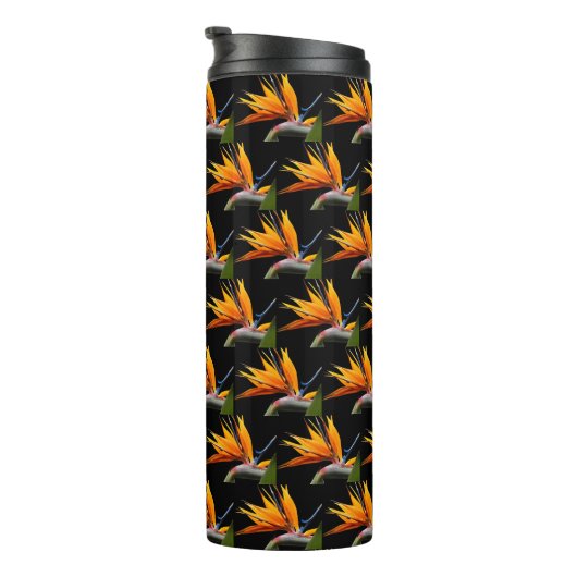 Orange Bird of Paradise Bloom Pattern auf Schwarz Thermosbecher (Nach rechts gedreht)