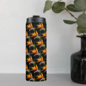 Orange Bird of Paradise Bloom Pattern auf Schwarz Thermosbecher