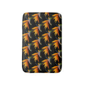 Orange Bird of Paradise Pflanze Pattern auf Schwar Badematte (Vorderseite Vertikal)