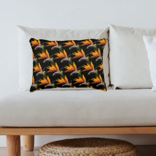 Orange Bird of Paradise Pflanze Pattern auf Schwar Dekokissen