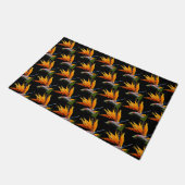 Orange Bird of Paradise Pflanze Pattern auf Schwar Fußmatte (Schrägansicht)