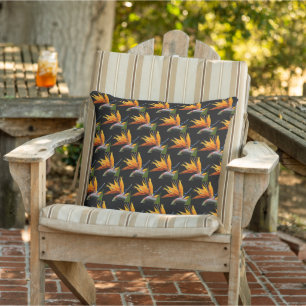 Orange Bird of Paradise Pflanze Pattern auf Schwar Kissen