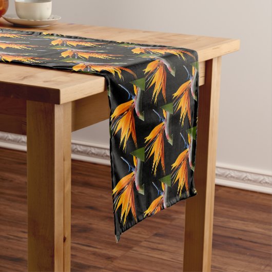 Orange Bird of Paradise Pflanze Pattern auf Schwar Kurzer Tischläufer (Beispiel)