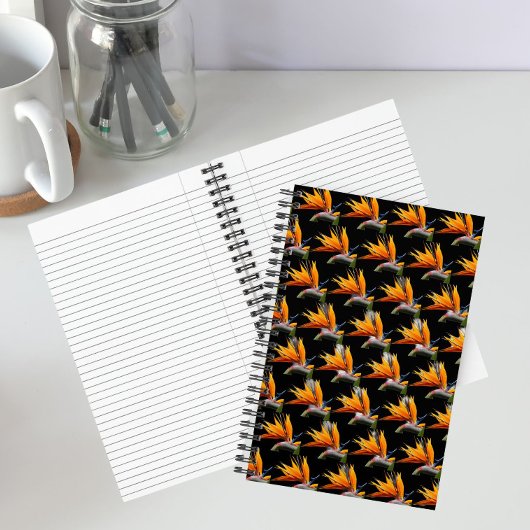 Orange Bird of Paradise Pflanze Pattern auf Schwar Notizblock