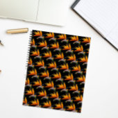 Orange Bird of Paradise Pflanze Pattern auf Schwar Notizblock