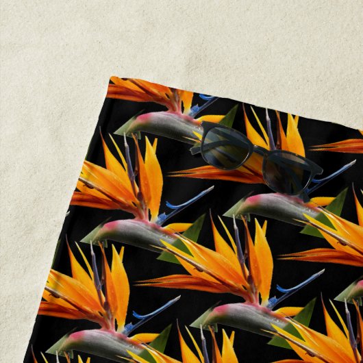 Orange Bird of Paradise Pflanze Pattern auf Schwar Strandtuch (Beispiel)