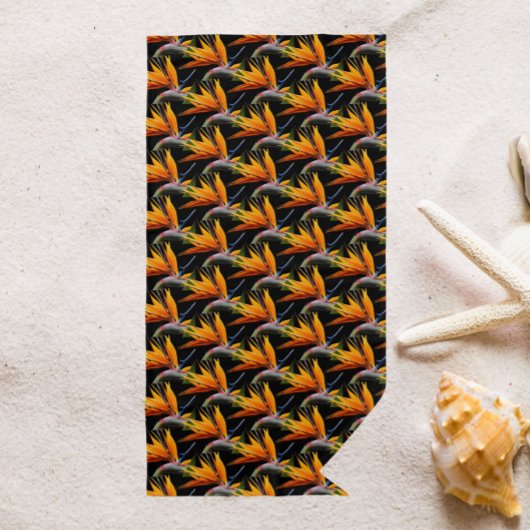 Orange Bird of Paradise Pflanze Pattern auf Schwar Strandtuch