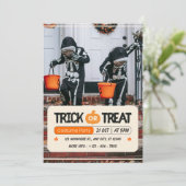 Orange Black and White Trick Or Treat Halloween Einladung (Stehend Vorderseite)
