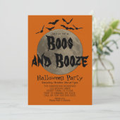 Orange Black Boos und Booze Halloween Einladung (Stehend Vorderseite)