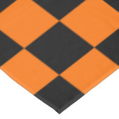 Orange Black Checkered Karo Pattern Tischdecke (Schrägansicht)