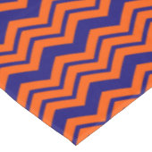 Orange Blau Chevron Zickzack-Design Tischdecke (Schrägansicht)