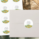 Orange Blossom Citrus Frucht Hochzeit Runder Aufkleber<br><div class="desc">Wildblume Hochzeitsaufkleber als Einladung Umschlag Aufkleber, Gerne Aufkleber, Kuchen Topper etc. zu verwenden. Orangen, Orangenblüten, Grünpflanzen und Hängebänder auf einem neutralen Hintergrund. Frisch, zesty, natürliches Design, um eine Frühlings- oder Sommerhochzeit mit einem Orangenfruchthochzeitthema zu ergänzen. Für die Koordinierung von Einladungen, Schreibwaren, Tag der Veranstaltung und Tischdekoration, Spielen und Hochzeitsschildern, schauen...</div>