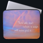 Orange Blue Rainbow Sunset Foto Glaubt an Magie Laptopschutzhülle<br><div class="desc">"Wer nicht an Magie glaubt, wird sie nie finden." Mit diesem motivierend Notebook-Ärmel aus Neopren inspiriert werden, mit einem Regenbogen, der in einem sanft beleuchteten Sonnenuntergang in Blau, Rosa und Orange eingebettet ist. Dieser Laptop-Ärmel ist in drei Größen erhältlich: 15 Zoll, 13 Zoll und 10 Zoll. Ein großartiges Erlebnis für...</div>