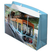 Orange Blue Wuppertal Floating Train Große Geschenktüte (Rückseite Schrägansicht)
