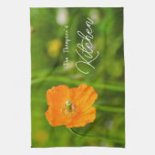Orange blühende Mohnblume Blume auf grünem Individ Geschirrtuch (Vertikal)