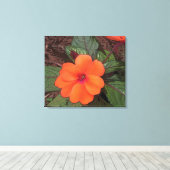 Orange Blume Closeup Leinwanddruck (Insitu (Holzboden))