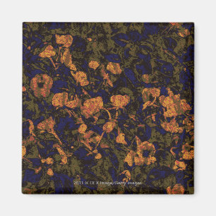 Orange Blume gegen Blatttarnungsmuster Magnet