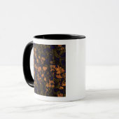 Orange Blume gegen Blatttarnungsmuster Tasse (Vorderseite Links)