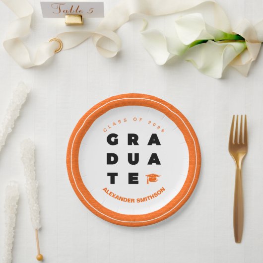 Orange Bold GRADUATE Letters and Cap Pappteller (Hochzeit)