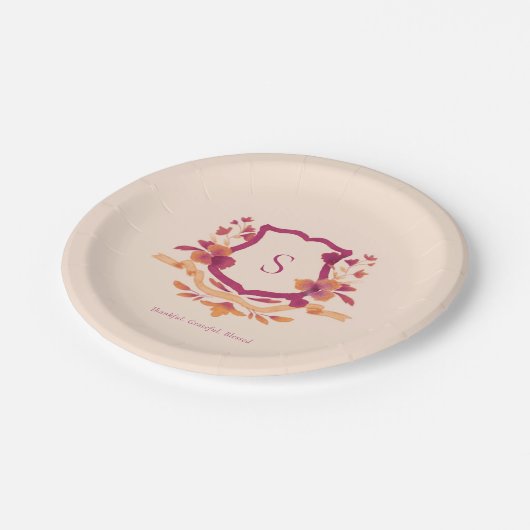 Orange Burgundy Monogram Fall Erntedank Pappteller (Schrägansicht)