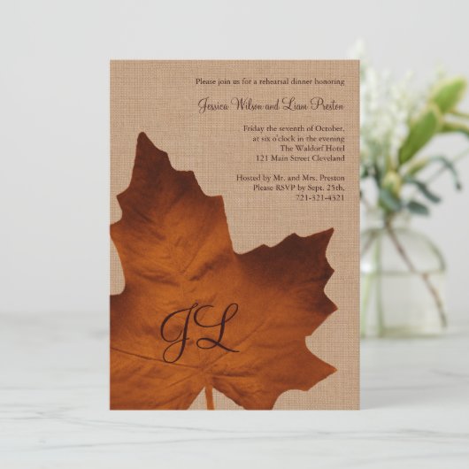 Orange Burlap Mit Monogramm Probe Dinner Einladung (Stehend Vorderseite)