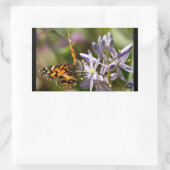 Orange Butterfly über Wild Hyacinth Apparel & Gesc Rechteckiger Aufkleber (Tasche)