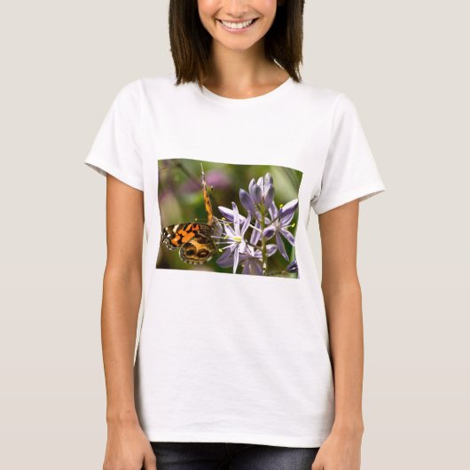 Orange Butterfly über Wild Hyacinth Apparel & Gesc T-Shirt (Vorderseite)