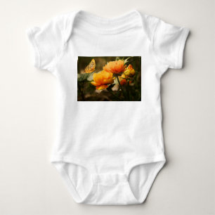 Orange Butterfly und Blume Baby Strampler