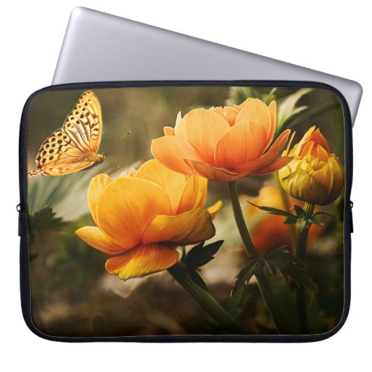 Orange Butterfly und Blume Laptopschutzhülle (Vorderseite)