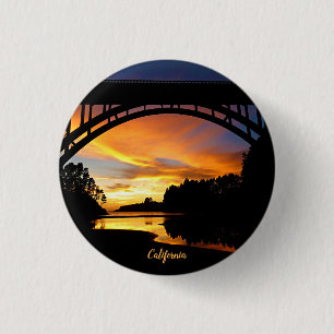 Orange California Coastal Sunset unterhalb der Brü Button