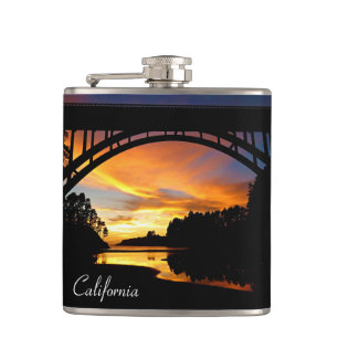 Orange California Coastal Sunset unterhalb der Brü Flachmann