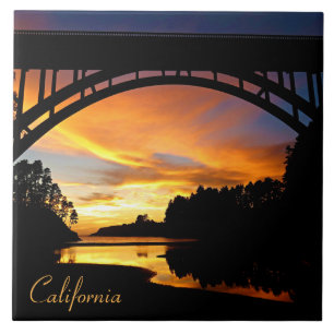 Orange California Coastal Sunset unterhalb der Brü Fliese