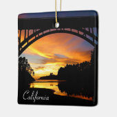 Orange California Coastal Sunset unterhalb der Brü Keramikornament (Links)