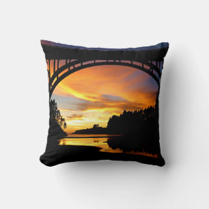Orange California Coastal Sunset unterhalb der Brü Kissen