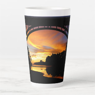 Orange California Coastal Sunset unterhalb der Brü Milchtasse