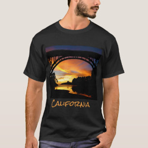 Orange California Coastal Sunset unterhalb der Brü T-Shirt