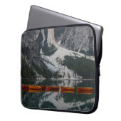 ORANGE CANOE AUF WASSERKÖRPER LAPTOPSCHUTZHÜLLE (Vorderseite Links)